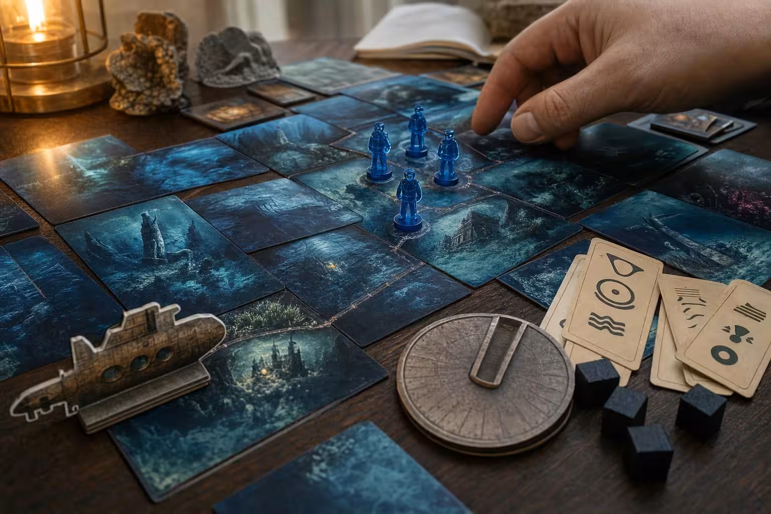 Partie T.I.M.E Stories Revolution: Das Hadal-Projekt mit typischem Spielmaterial auf dem Tisch (mit AI erstelltes Bild)