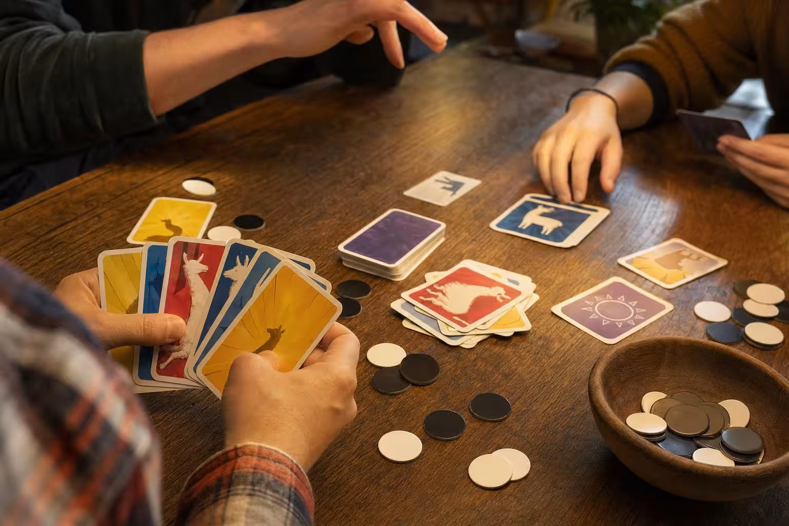 Partie LAMA Partyedition mit typischem Spielmaterial auf dem Tisch (mit AI erstelltes Bild)