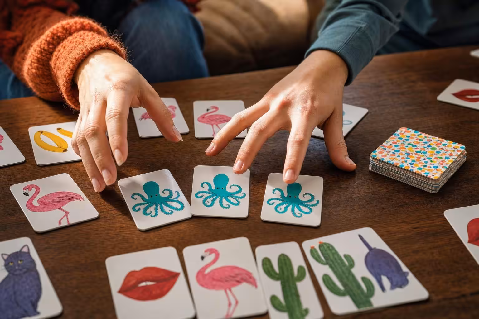Partie Twin It! mit typischem Spielmaterial auf dem Tisch (mit AI erstelltes Bild)